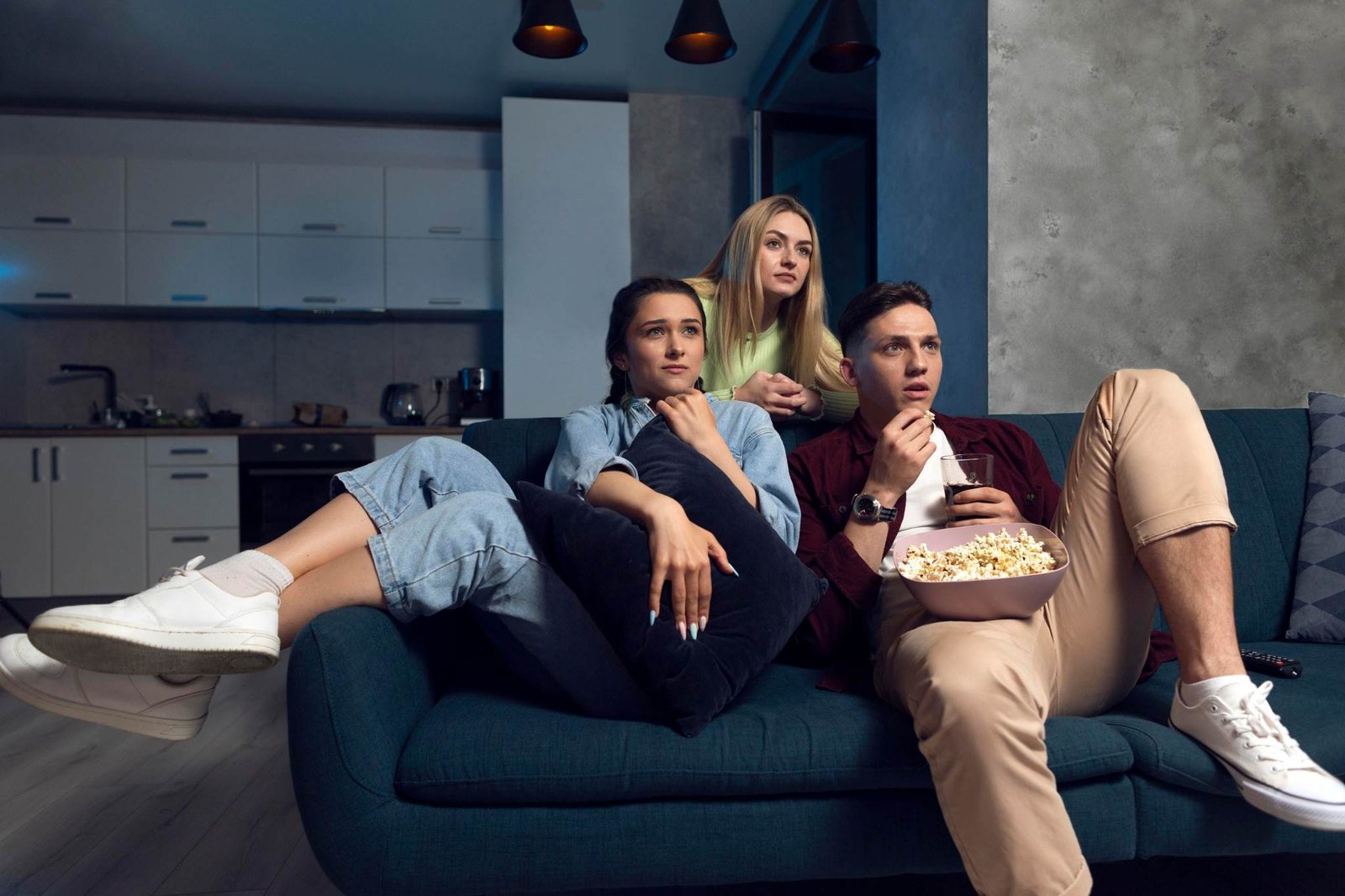Família assistindo IPTV premium 4K na Smart TV